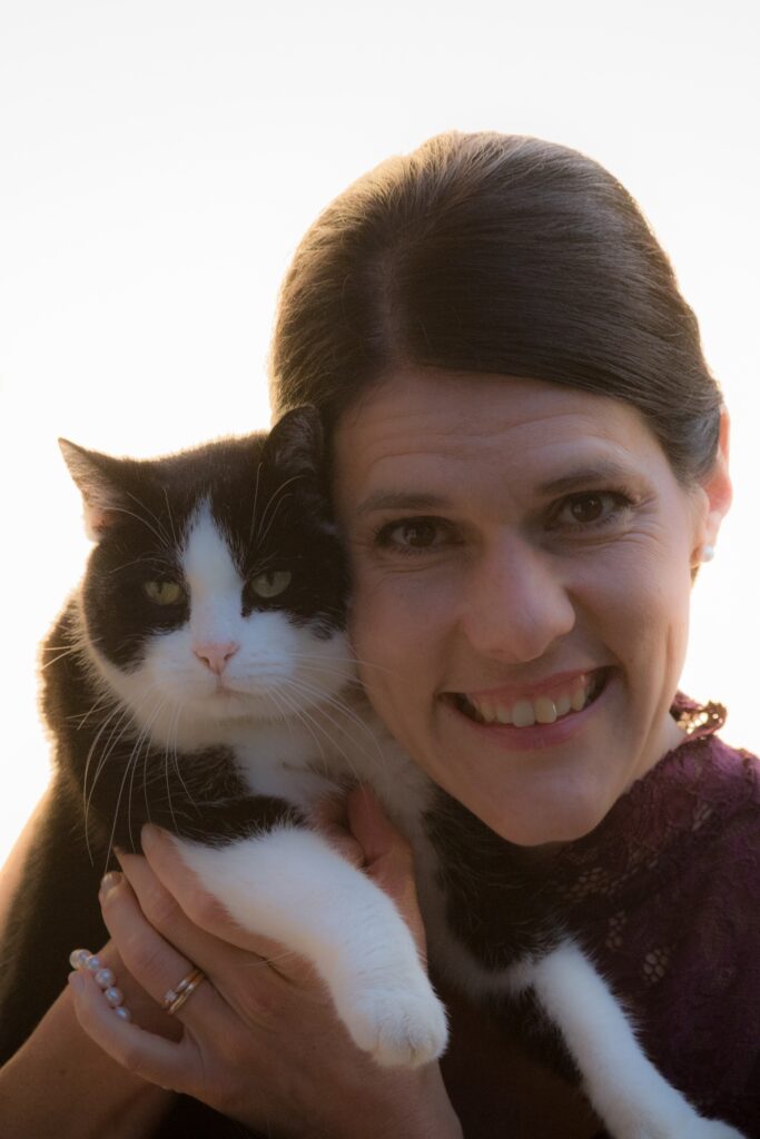 Tierphysio mit Katze auf dem Arm