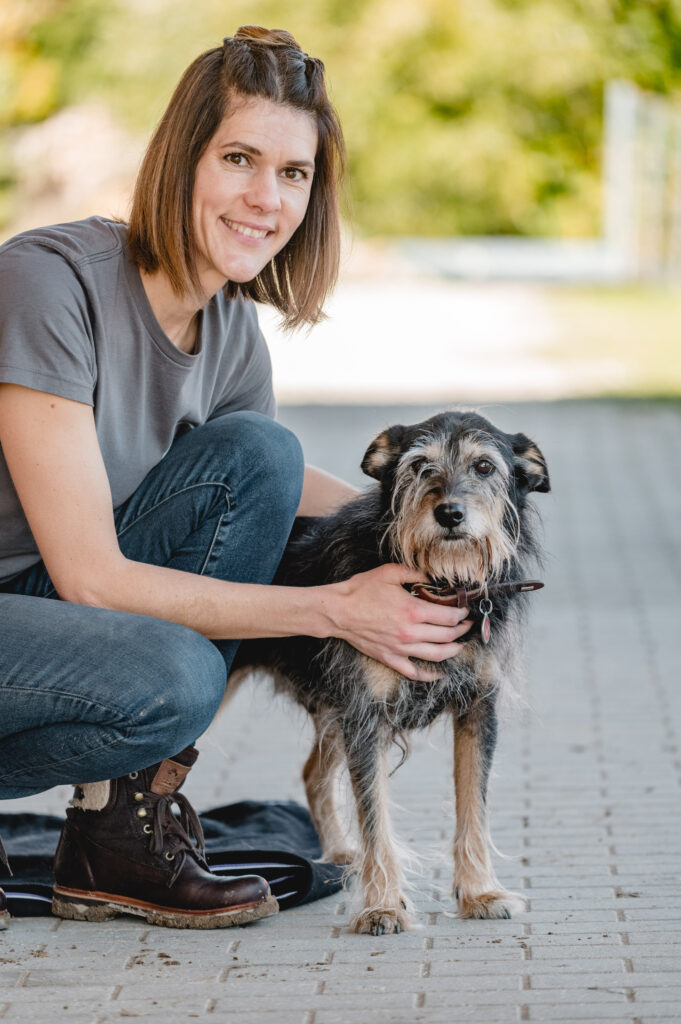 Tierphysiotherapeutin bei einer Behandlung mit einem Hund